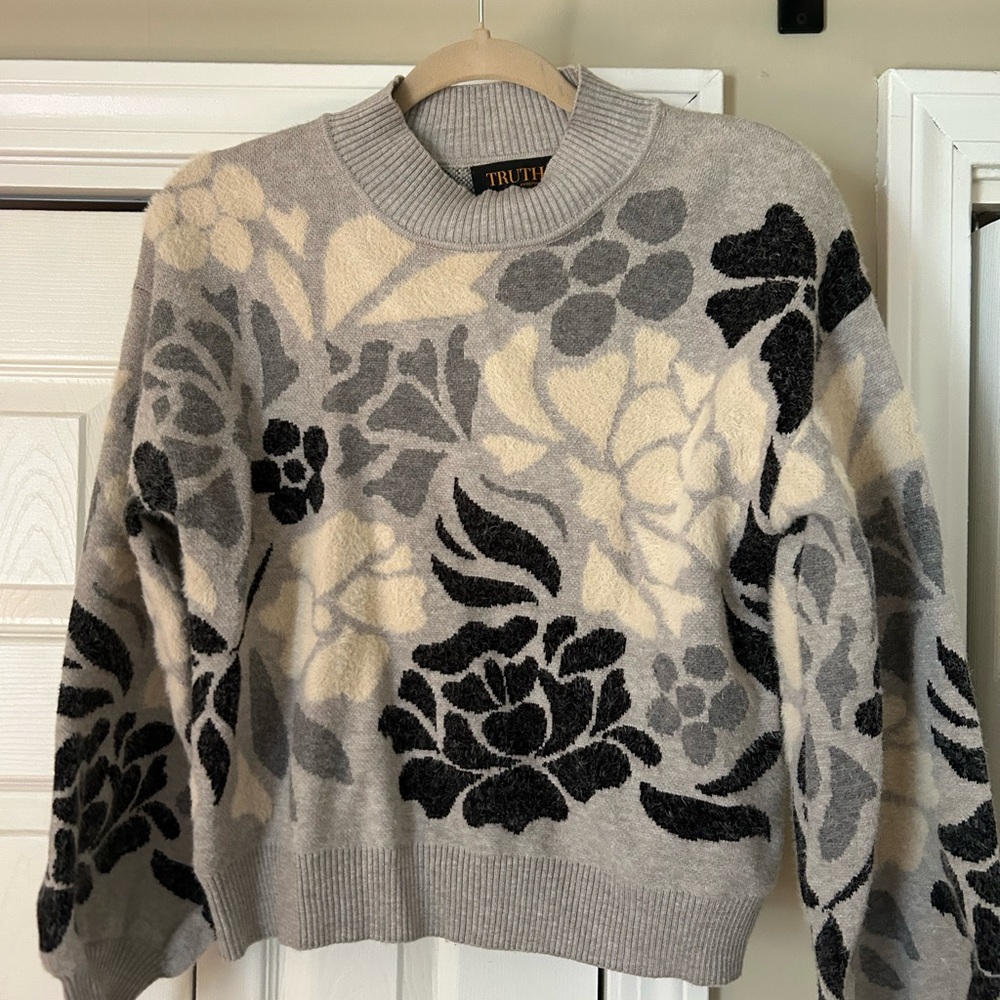 Truth Women's Floral Gray and Cream Sweater
